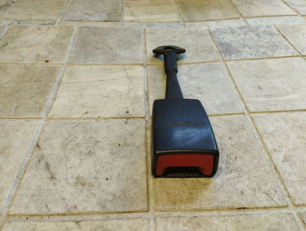 Priekšējās drošības jostas sprādze 8E0557755C