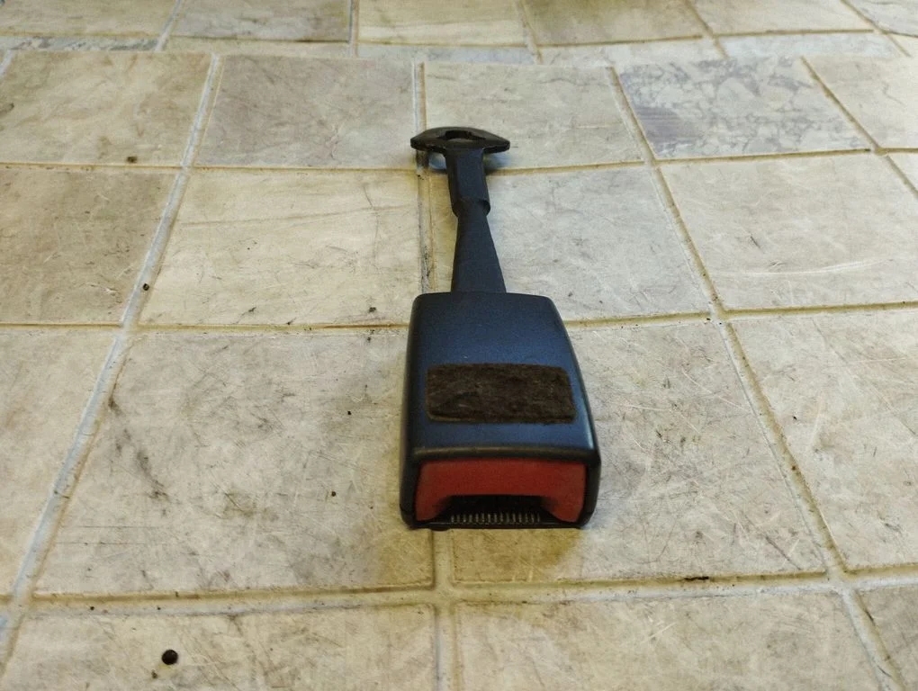 Priekšējās drošības jostas sprādze 8E0857755C