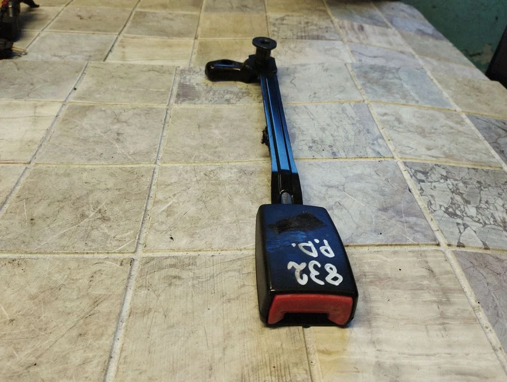 Priekšējās drošības jostas sprādze 4B0857755J