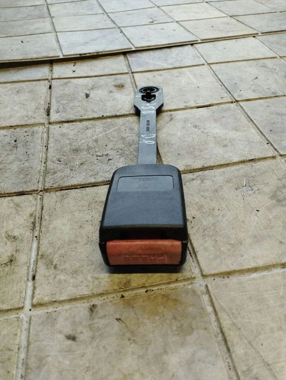 Zapięcie pasa przednie B9132