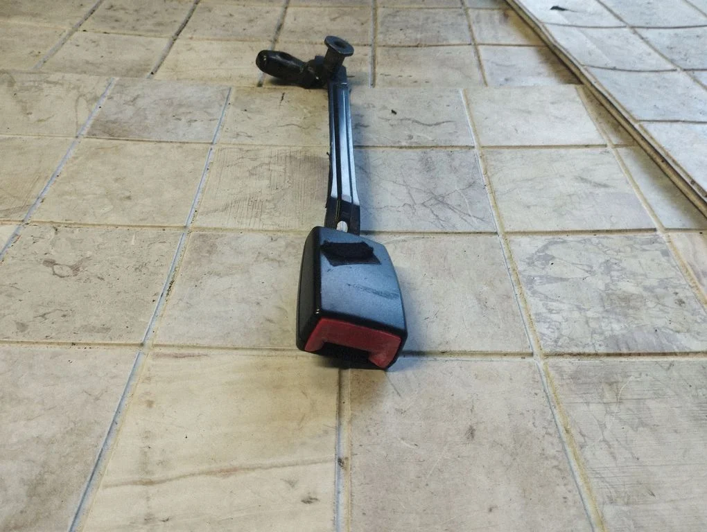 Eesmise turvavöö pannal 4B0857755J