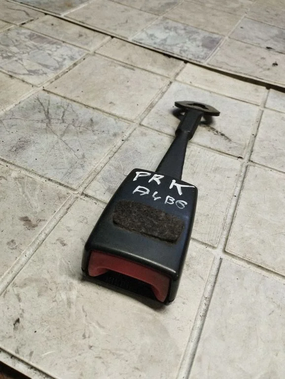 Priekšējās drošības jostas sprādze 8E0857755C