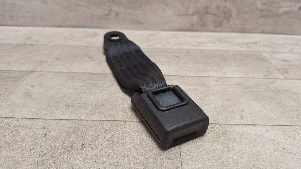 Middle seatbelt buckle (rear) – Ford Focus C-MAX (2003-2010)