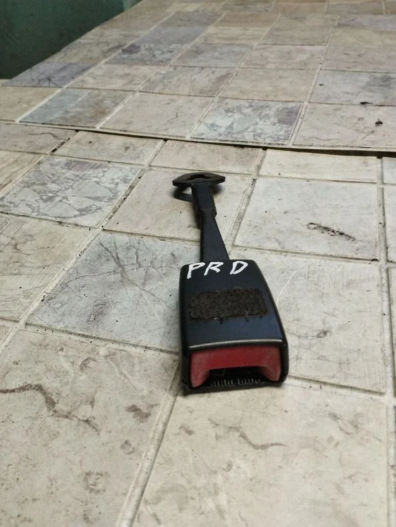 Priekšējās drošības jostas sprādze 8E0857755C