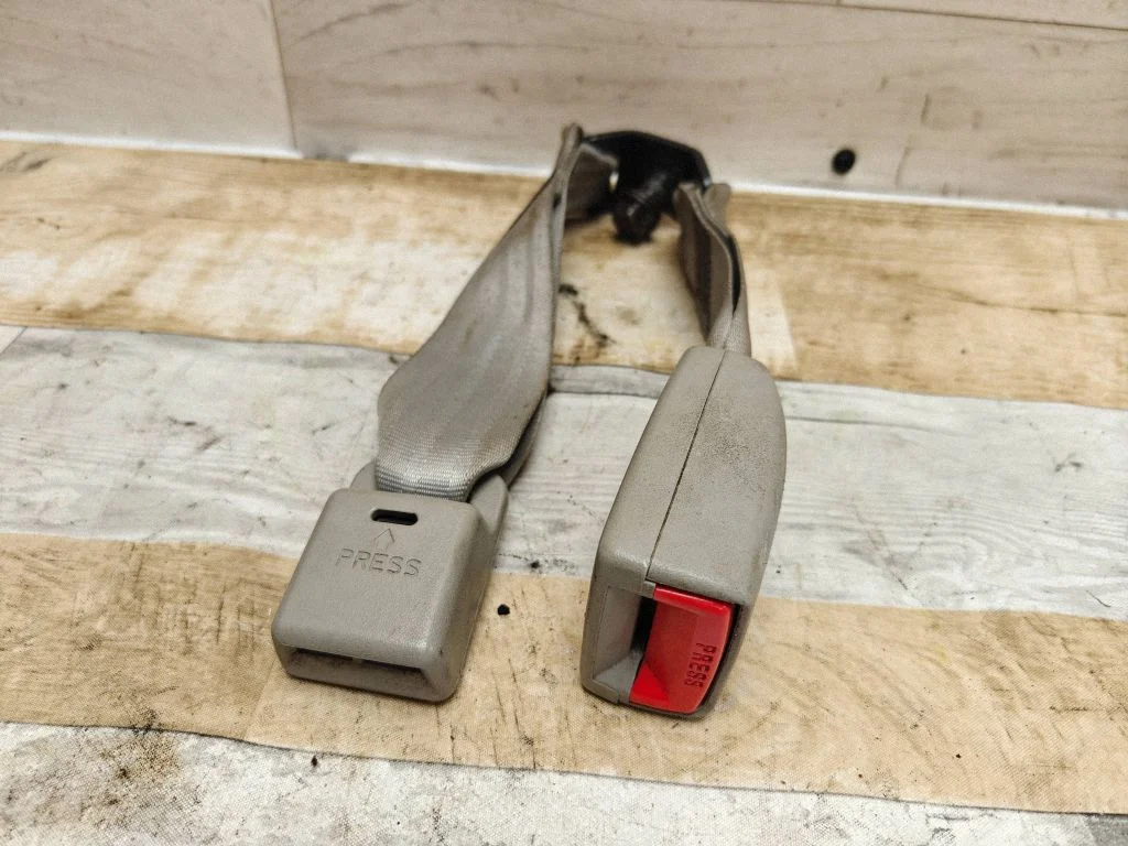 Middle seatbelt buckle (rear)