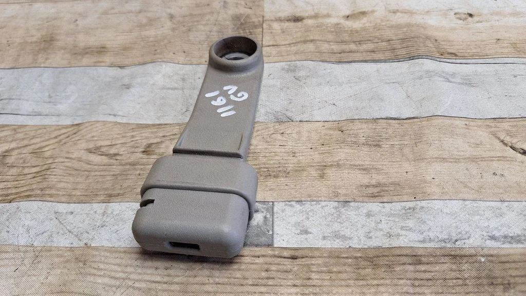 Middle seatbelt buckle (rear)