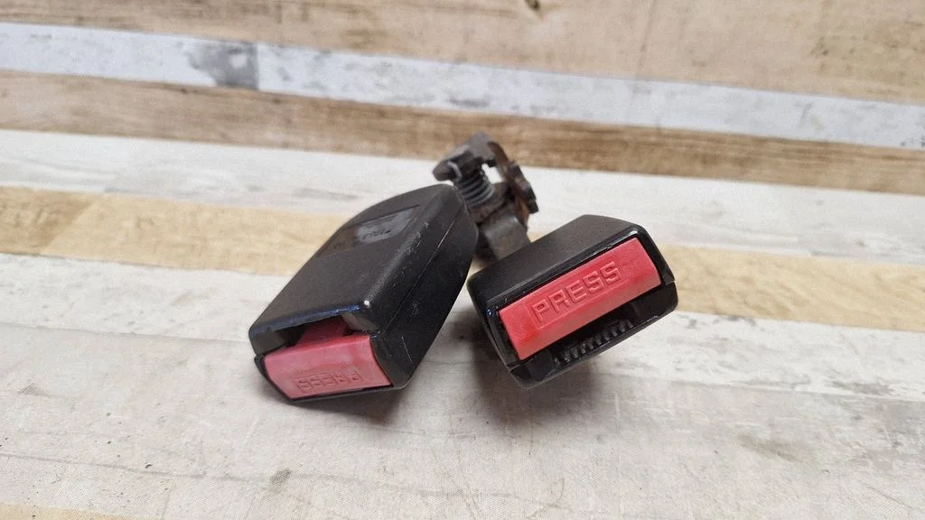 Middle seatbelt buckle (rear)