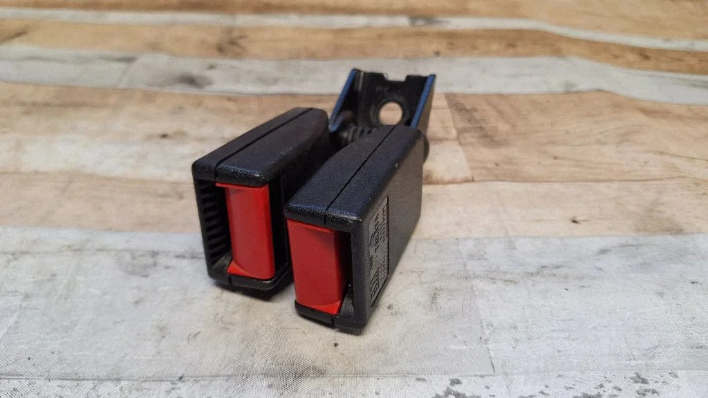 Middle seatbelt buckle (rear)