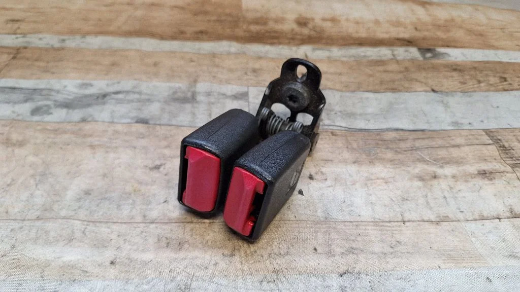 Middle seatbelt buckle (rear) – Ford Focus C-MAX (2003-2010)
