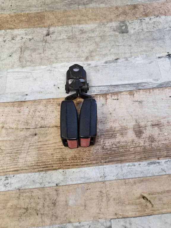 Middle seatbelt buckle (rear)