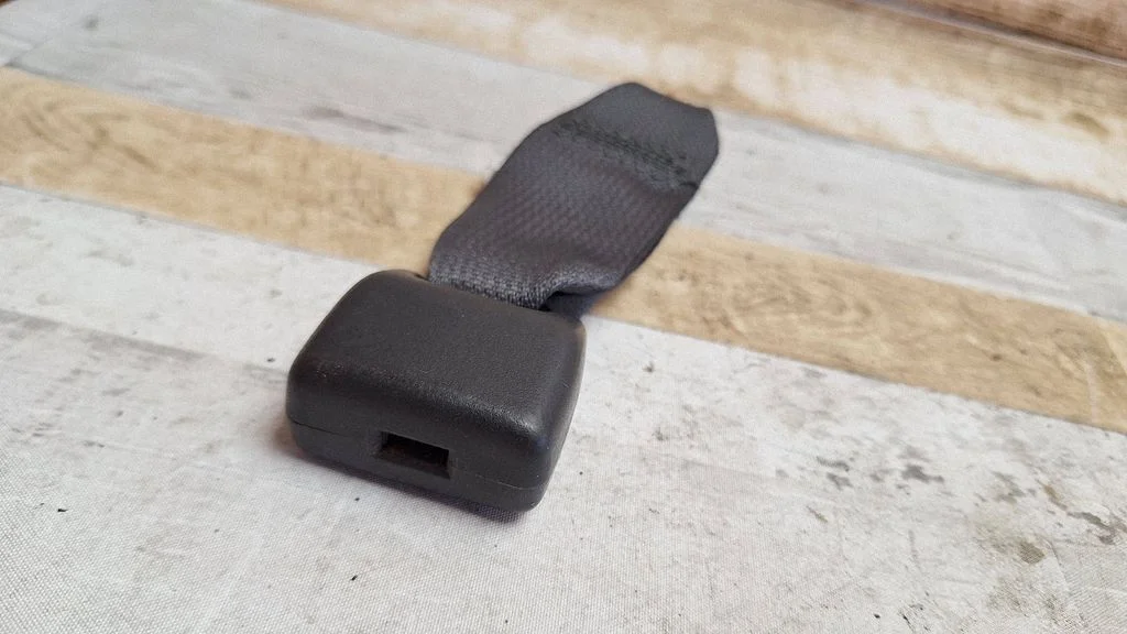 Middle seatbelt buckle (rear) E40431072