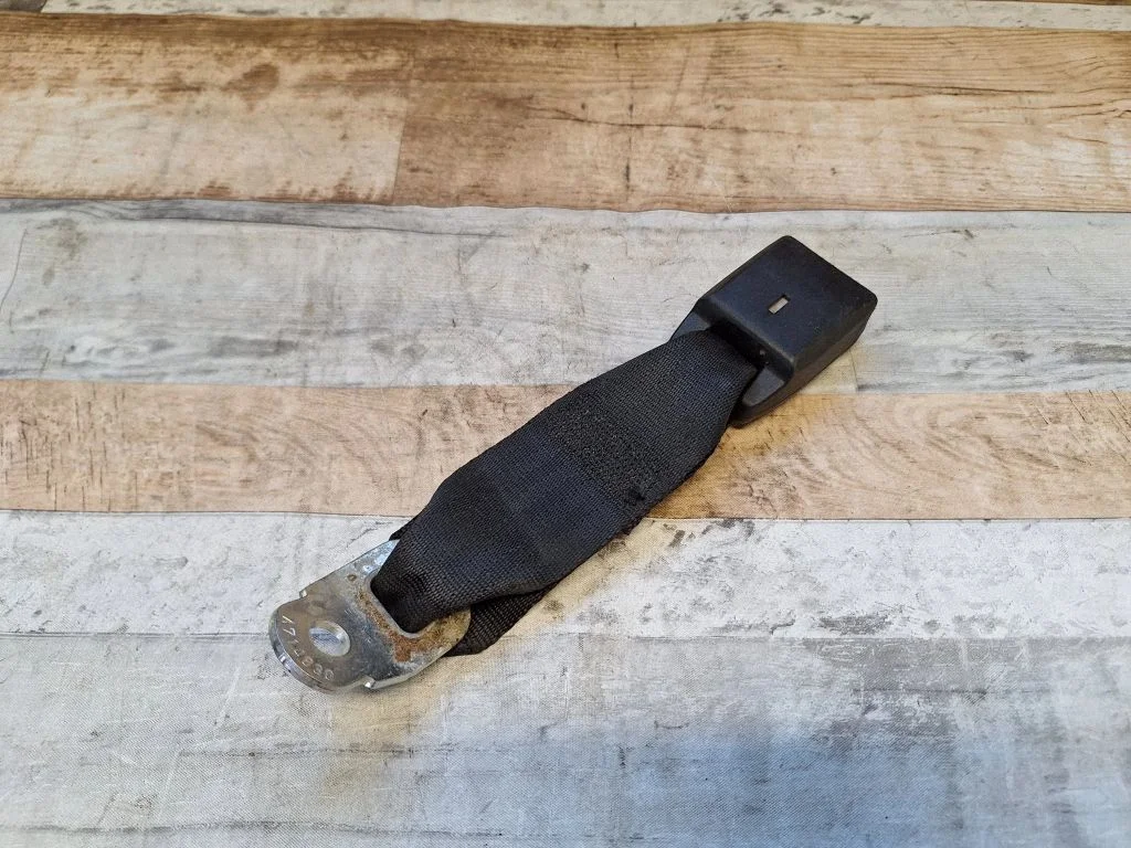 Middle seatbelt buckle (rear) 0434088