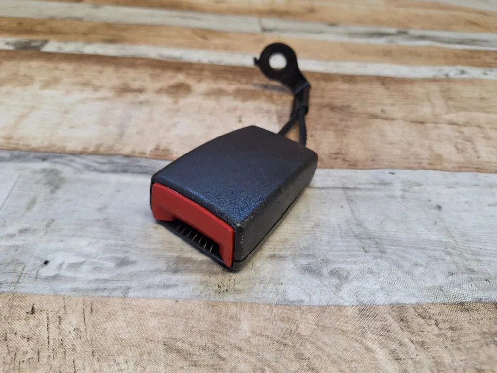 Middle seatbelt buckle (rear) – Opel Vectra C (2005-2009)