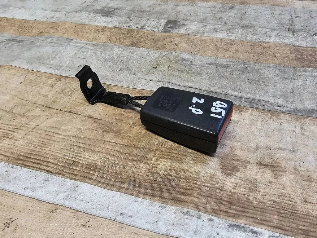 Middle seatbelt buckle (rear) – Opel Astra H (2004-2012)