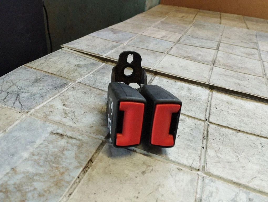 Middle seatbelt buckle (rear) – Ford Focus C-MAX (2003-2010)