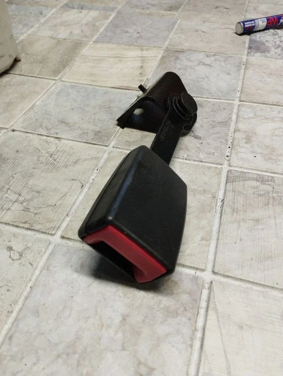 Middle seatbelt buckle (rear) 722085702
