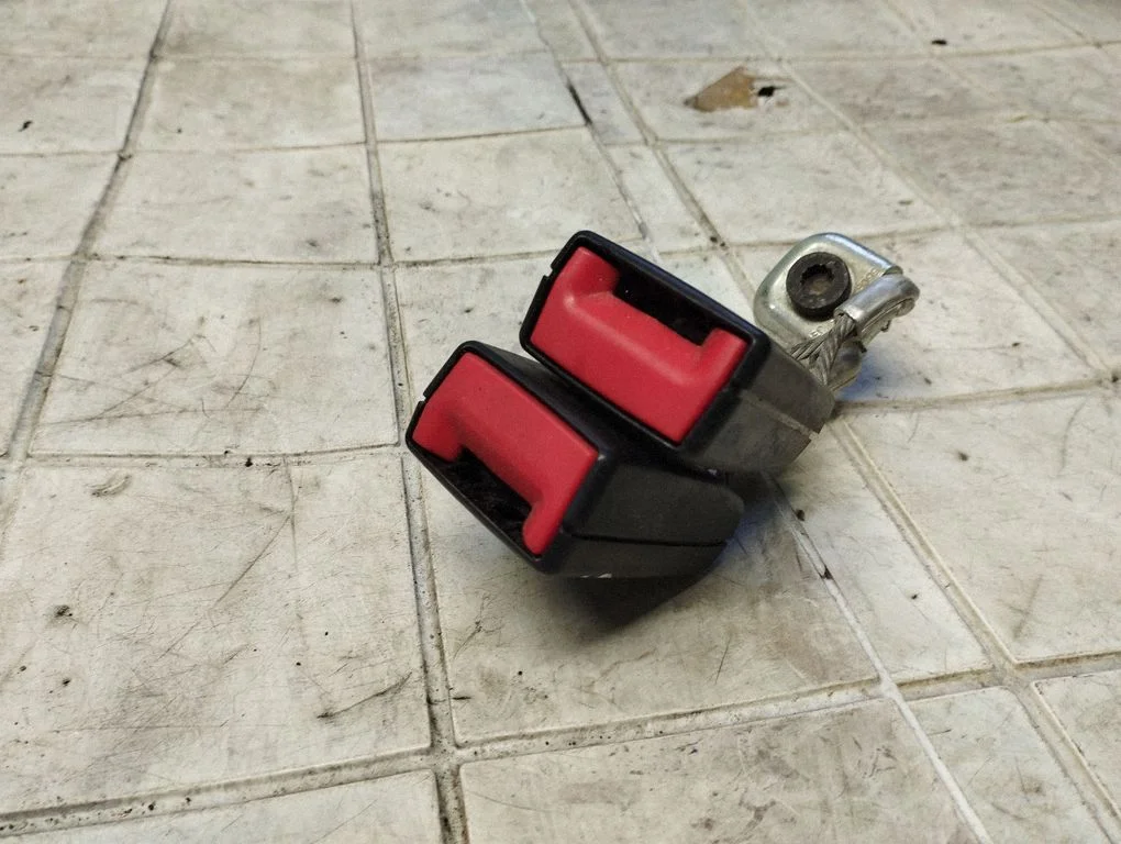 Middle seatbelt buckle (rear) – Volkswagen Passat B6 (2005-2010)