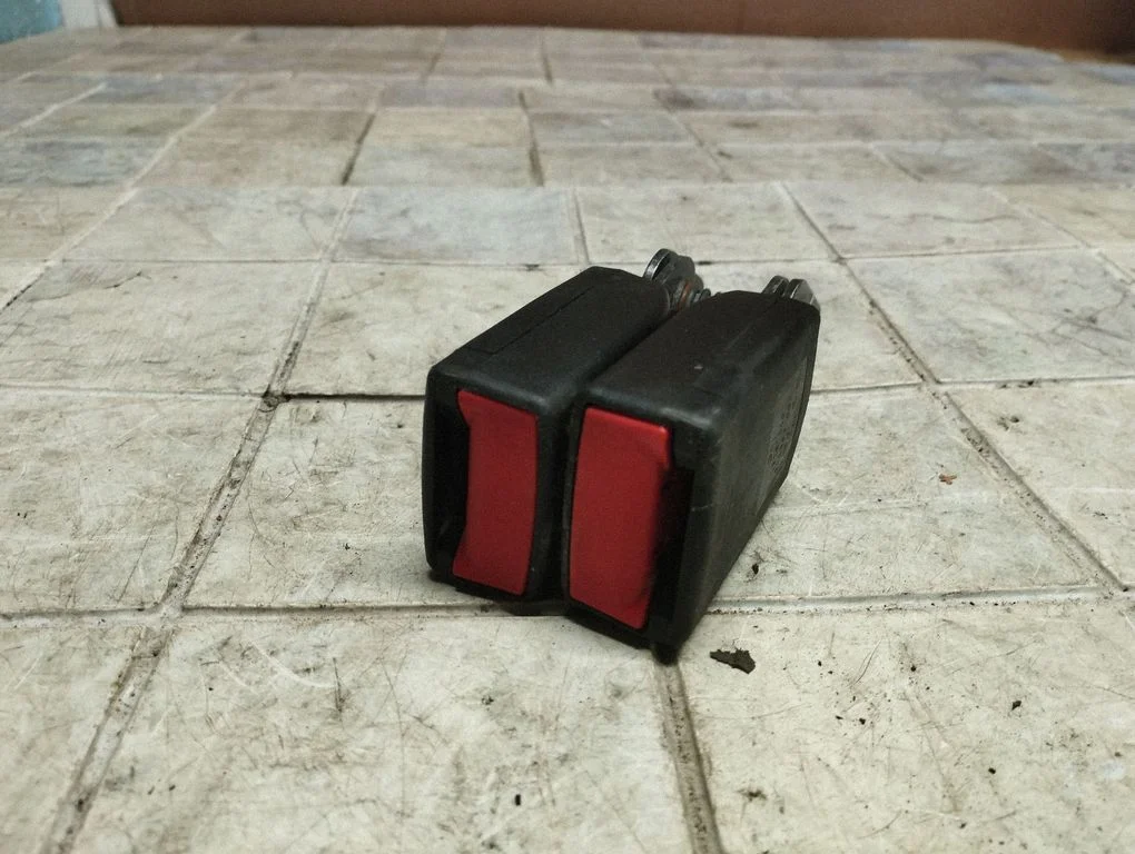 Middle seatbelt buckle (rear) 13267110