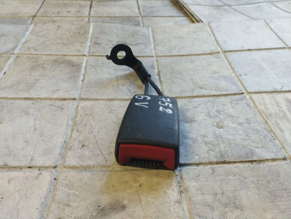 Middle seatbelt buckle (rear) – Opel Vectra B (1996-2002)