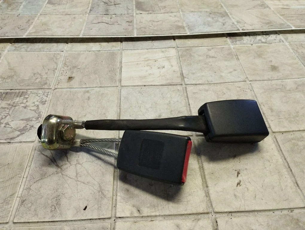 Middle seatbelt buckle (rear) – Audi A6 Allroad C5 (1999-2005)