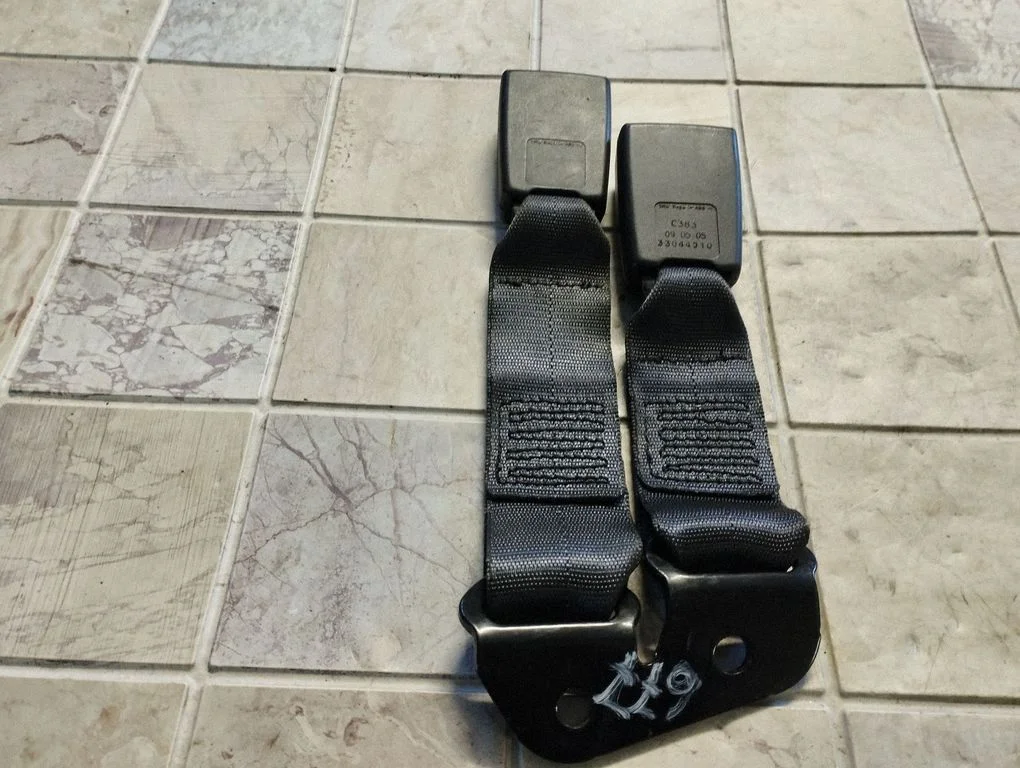 Middle seatbelt buckle (rear) 33055829