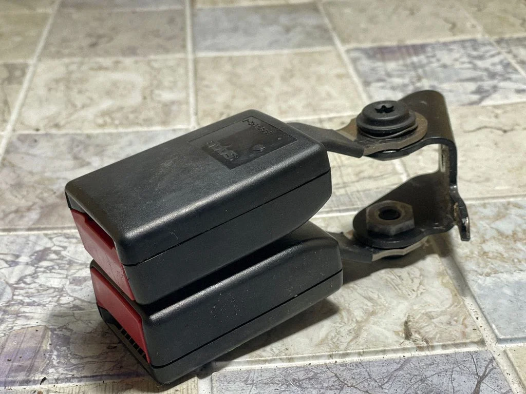 Middle seatbelt buckle (rear) 12794564