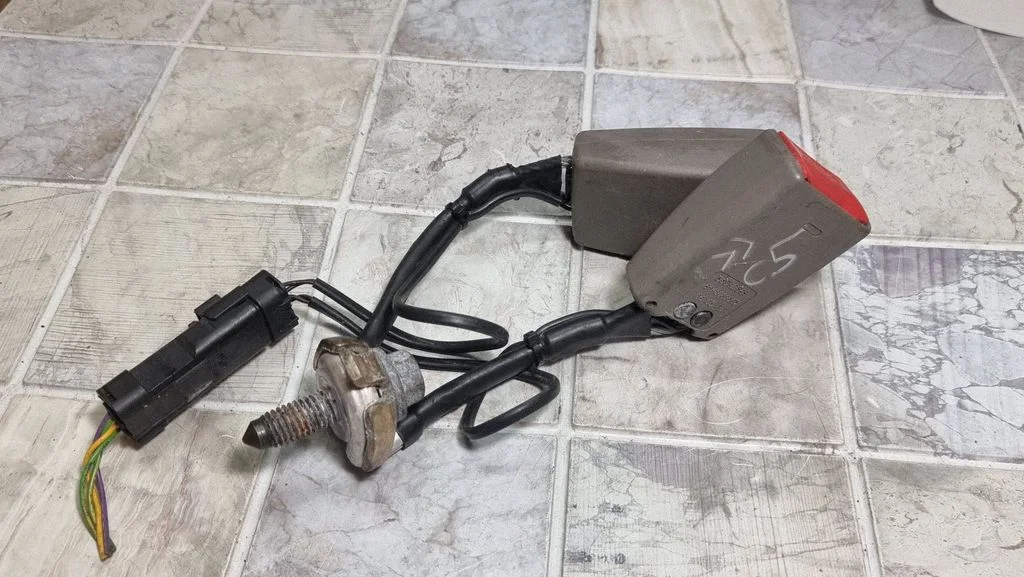 Middle seatbelt buckle (rear) 96480895GW