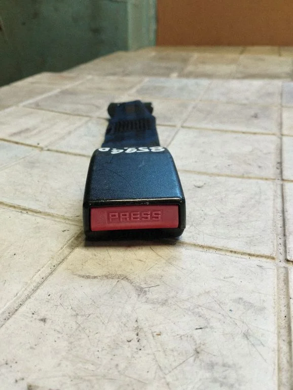 Vidējās drošības jostas sprādze (aizmugurē) 3363092