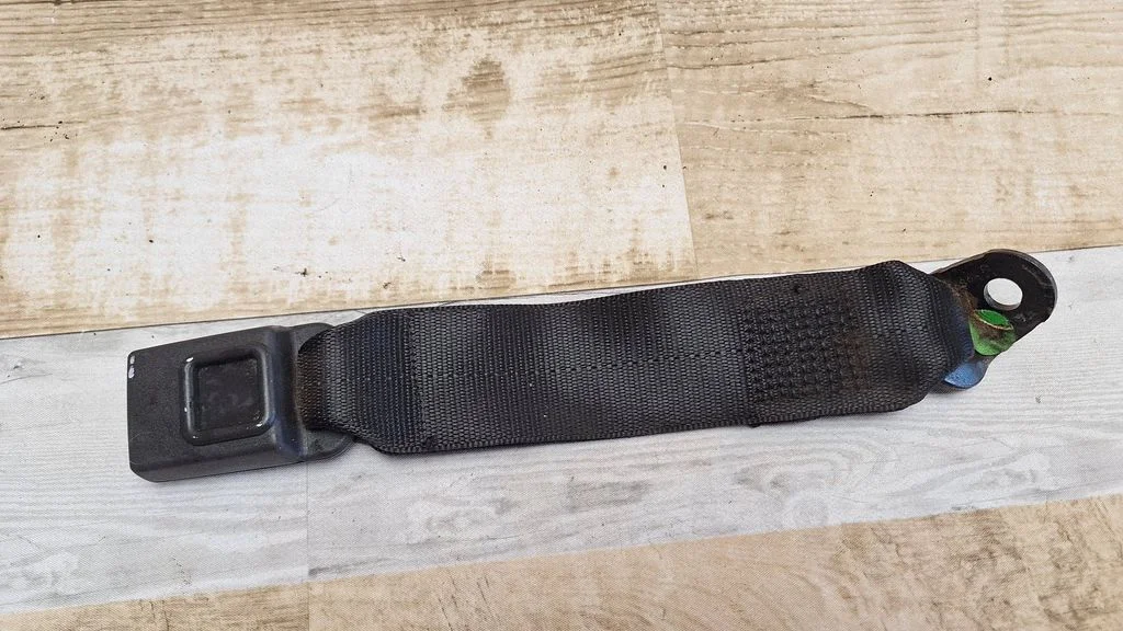 Middle seatbelt buckle (rear) N93335127