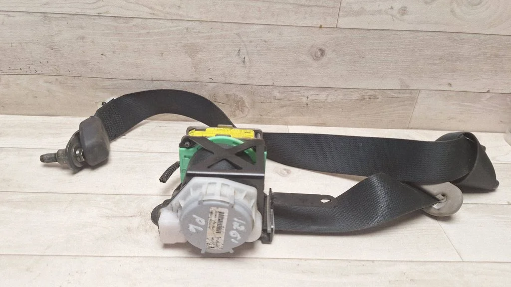 Front seatbelt 732200D160