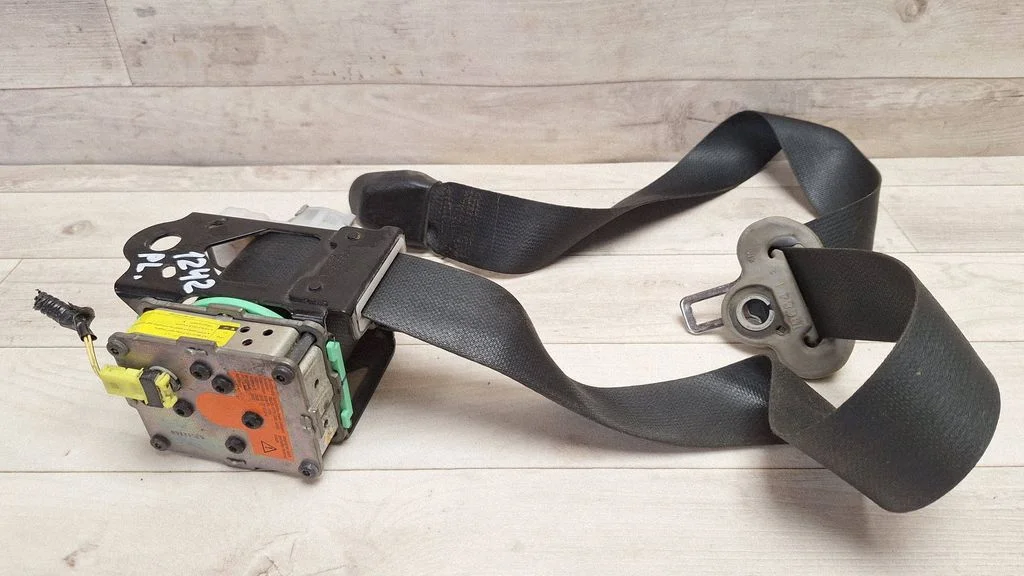 Front seatbelt 732200D160