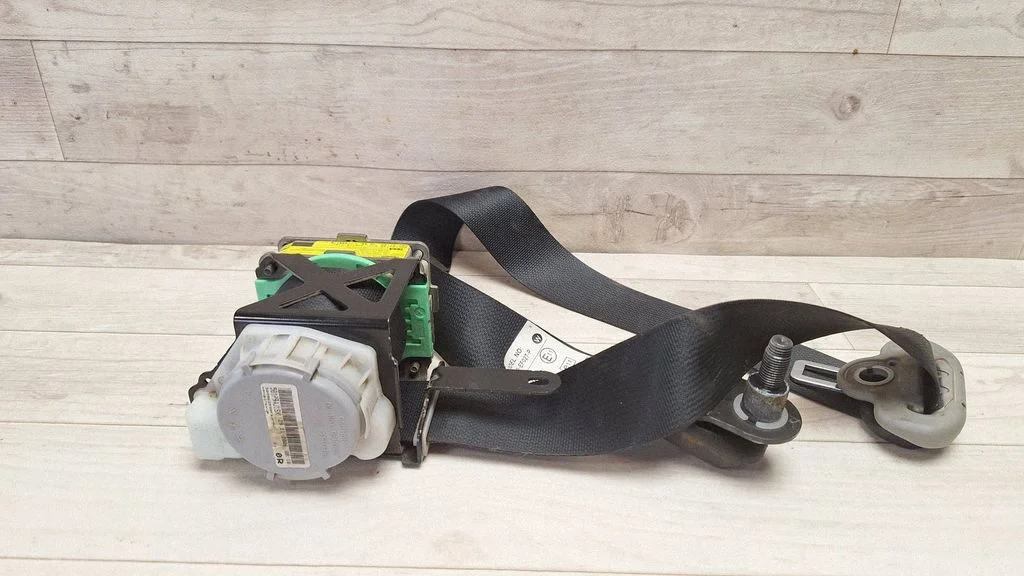 Front seatbelt 732100D200