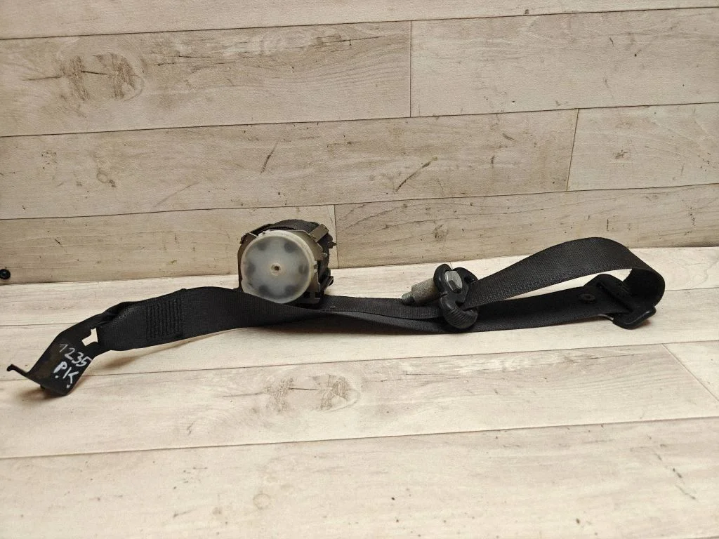 Front seatbelt – front left