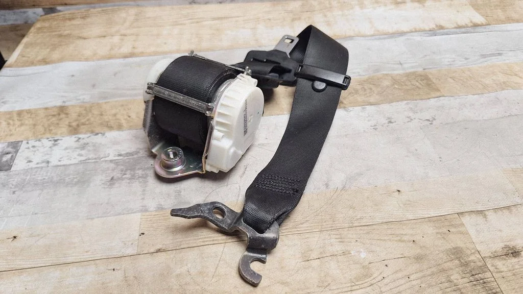 Front seatbelt 33059849