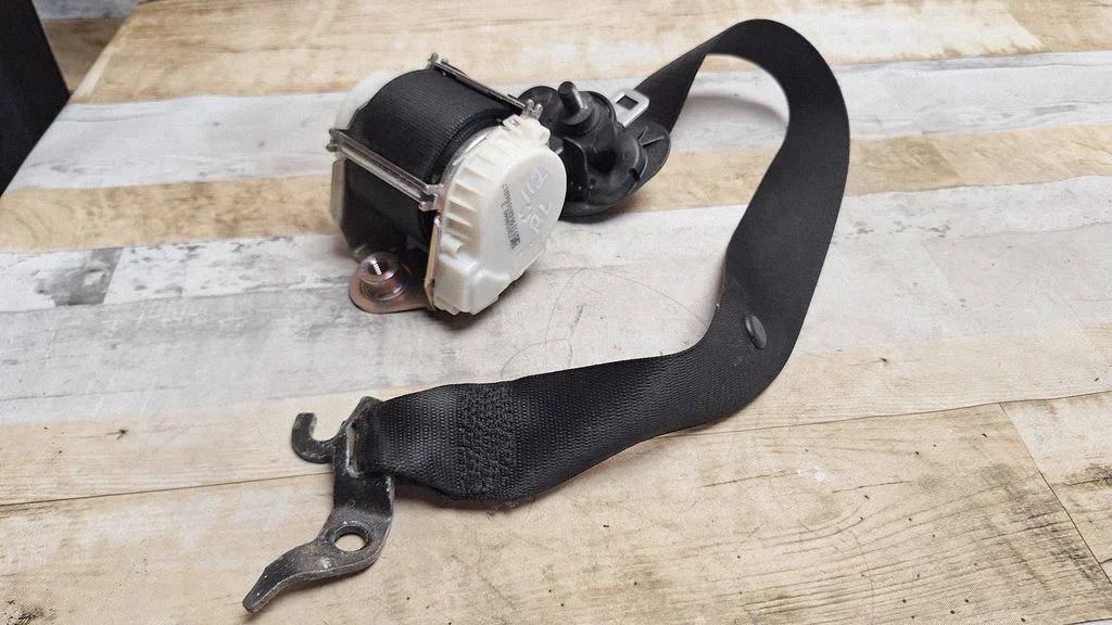 Front seatbelt – BMW 1 Series E81 E87 (2004-2011)