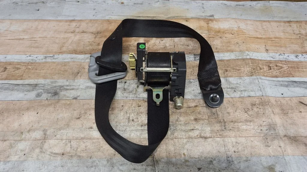 Front seatbelt 33003480