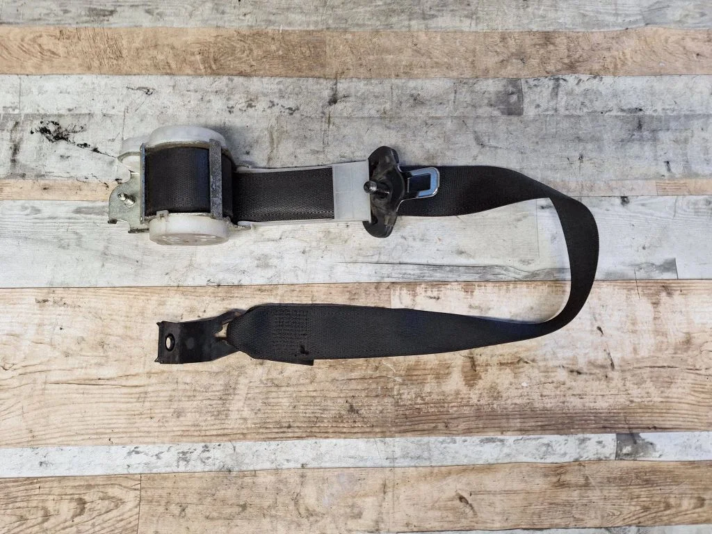 Front seatbelt – front left