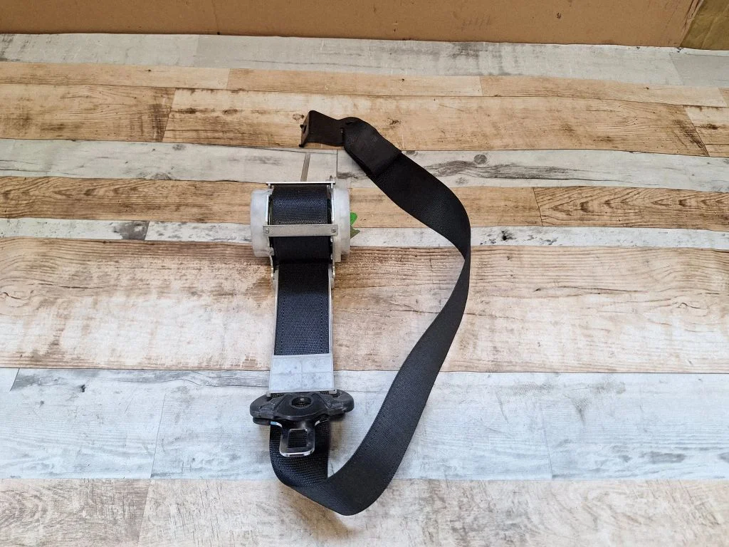 Front seatbelt 13128272N