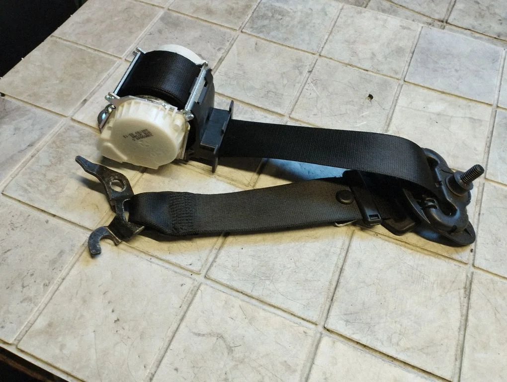 Front seatbelt 33059849C
