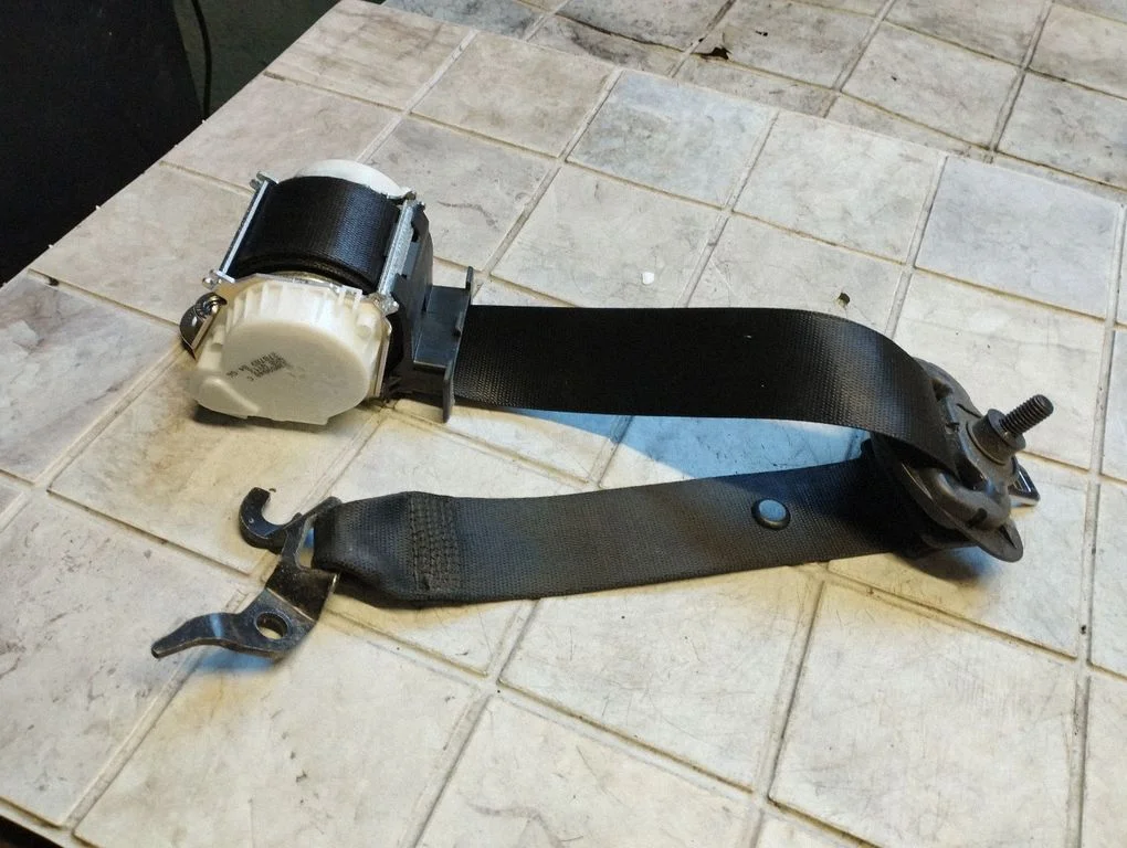 Front seatbelt 33059848C