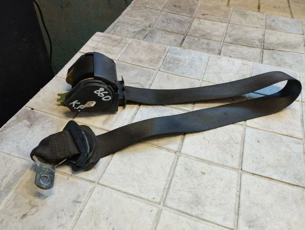 Front seatbelt 8207955