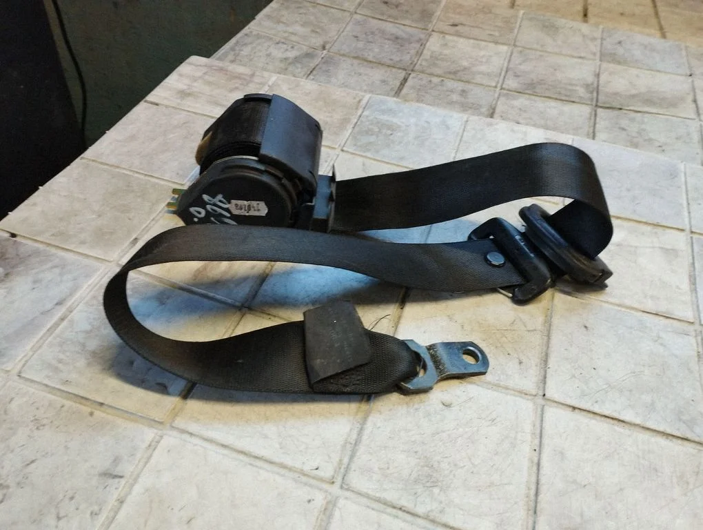 Front seatbelt 8207956