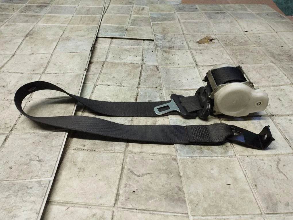 Front seatbelt – front right