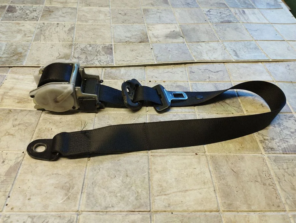 Front seatbelt 90493619N