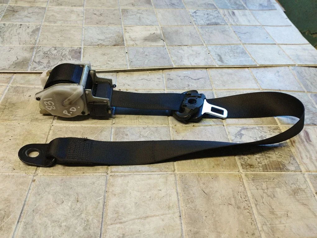Front seatbelt 90565010N