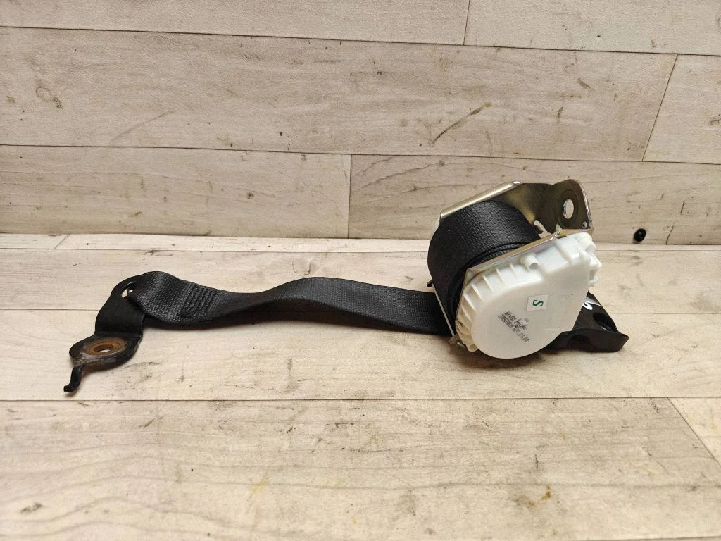 Rear seatbelt 33053982B