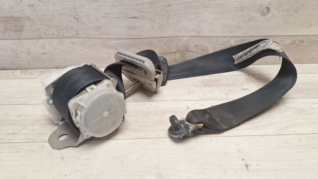Rear seatbelt – Toyota Corolla Verso AR10 (2004-2009)
