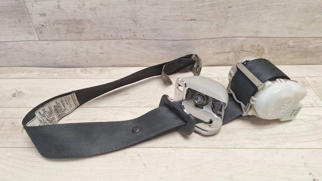 Rear seatbelt – Toyota Corolla Verso AR10 (2004-2009)
