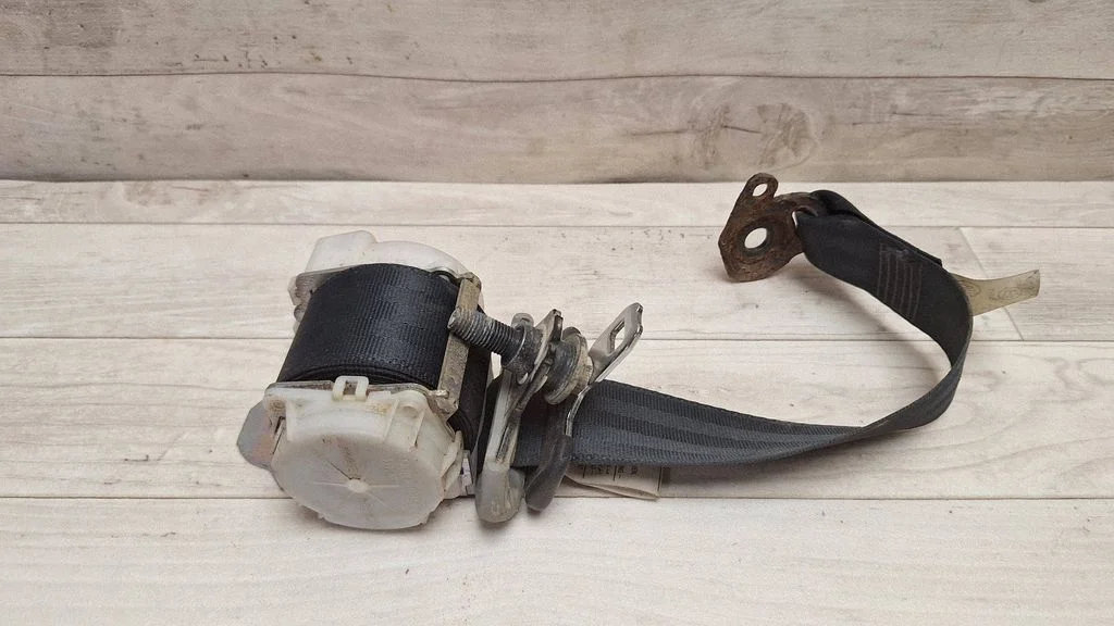 Rear seatbelt 7M7450