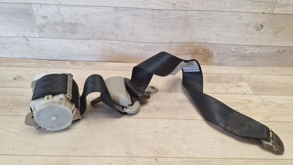 Rear seatbelt – Toyota Corolla Verso AR10 (2004-2009)